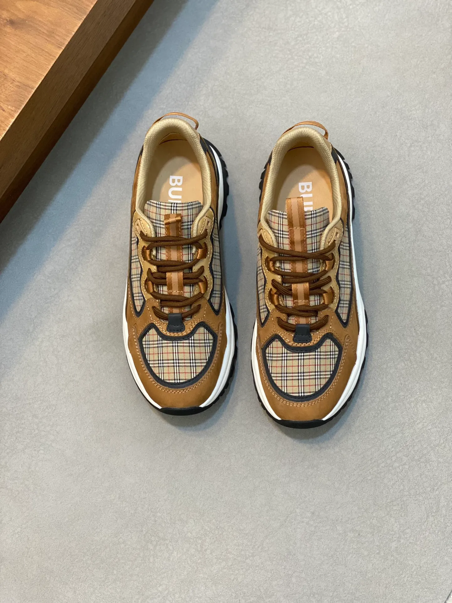💰660 Burberry 2024🆕Ss men's classic low-cut thick-soled sneakers, made of first-grain cowhide and decorated with the new brand logo. First-layer cowhide foot pads, heel decorated with Burberry letter embossed logo, T men's men's shoes 💰U original outsole! Size: 39-44 (customized at 38.45)